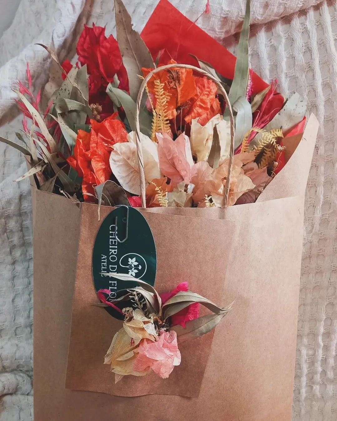 Buquê de flores secas em sacola kraft da Cheiro de Flor
