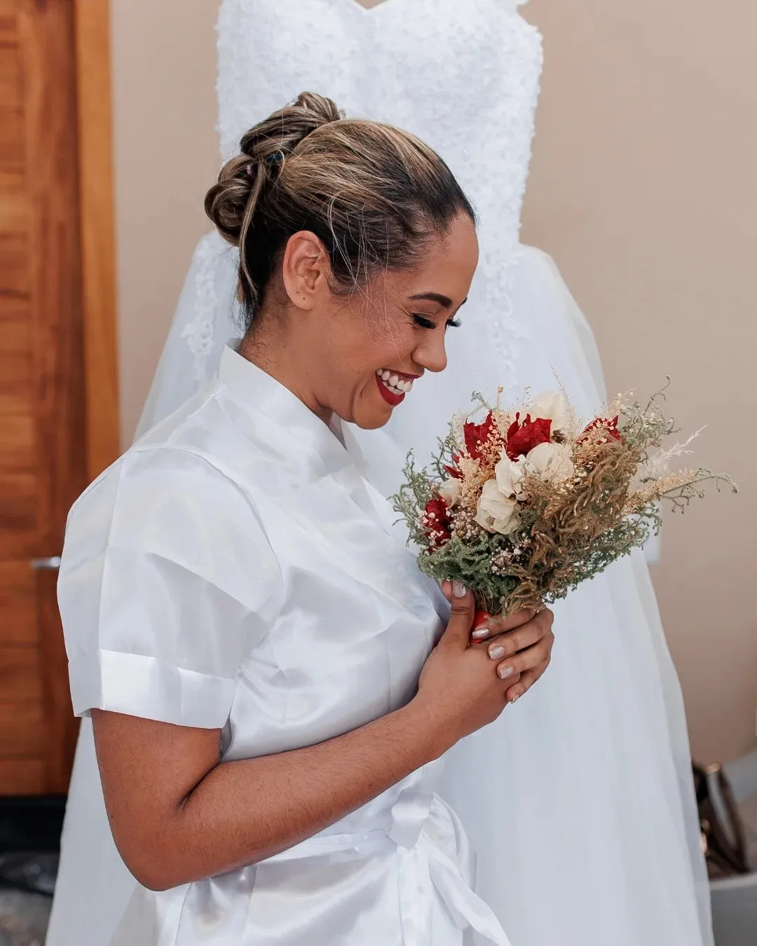 Um buquê cheio de amor ✨ Um vestido cheio de encanto ✨ 💐Buquê feito por @cheiroo.deflor…